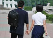 손잡고 걸어가는북한 청춘 남녀 커플
