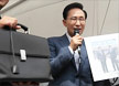 이 대통령 서류가방 경매서 600만원에 낙찰