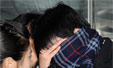 얼굴 가리고 법원들어서는 '성추문 검사'