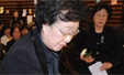 故 박영숙 여사 앞에 헌화하는 한명숙