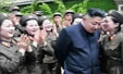 北김정은에게 귀엣말하는 여군